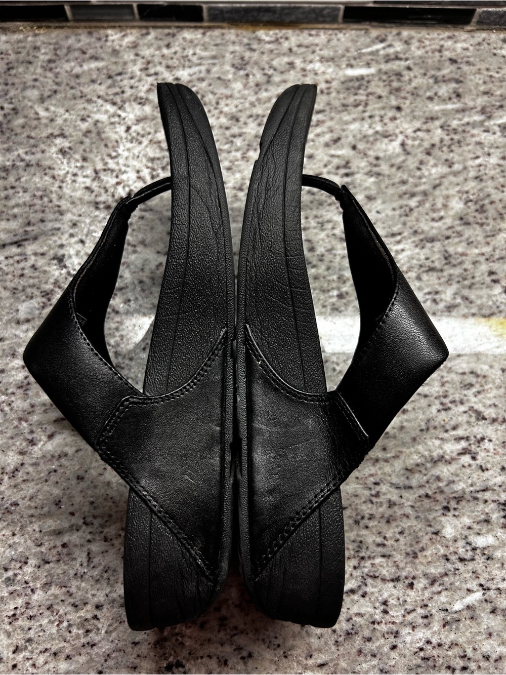 FitFlop Black Leather Thong Sandals size 9 - Picture 4 of 7